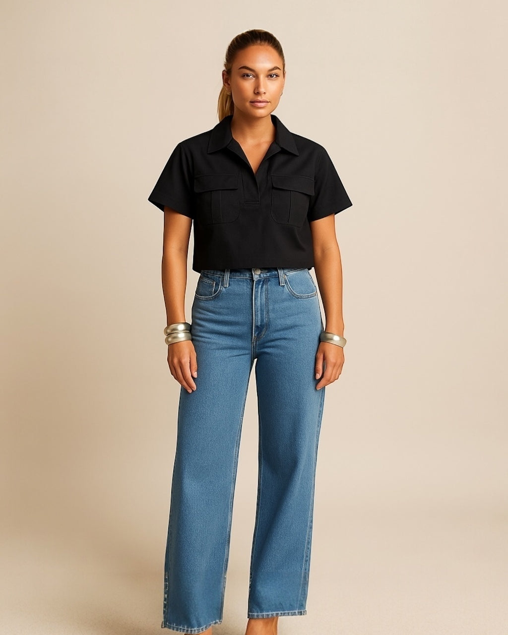 Blusa preta de botões, gola polo e mangas curtas, com dois bolsos frontais