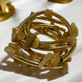 Pulseira dourada com pedras âmbar translúcidas e hastes trançadas