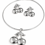 Conjunto de colar e brincos cereja prateados com laço e duas cerejas