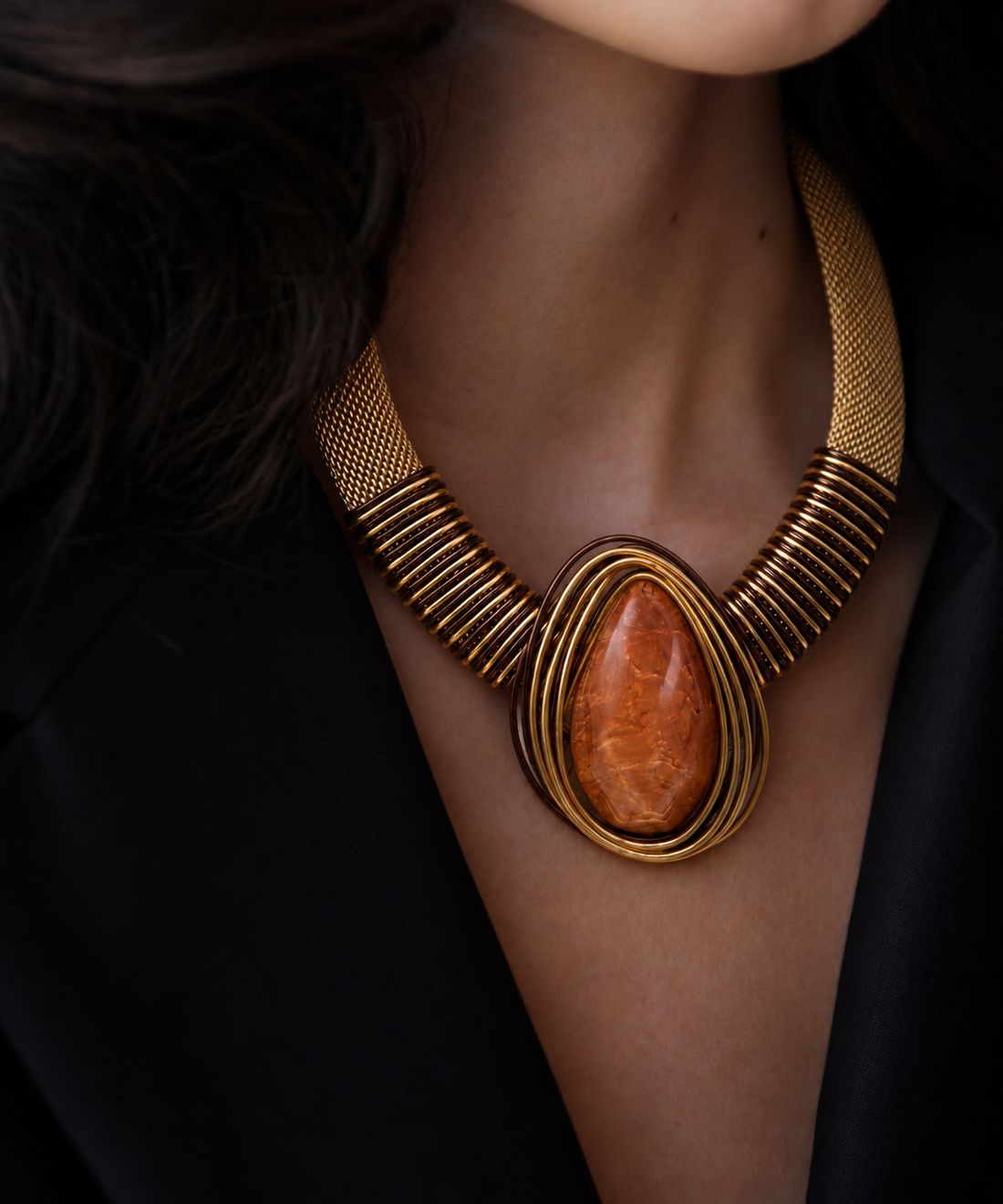 Colar Morgana dourado com pedra oval marrom alaranjada e moldura dourada