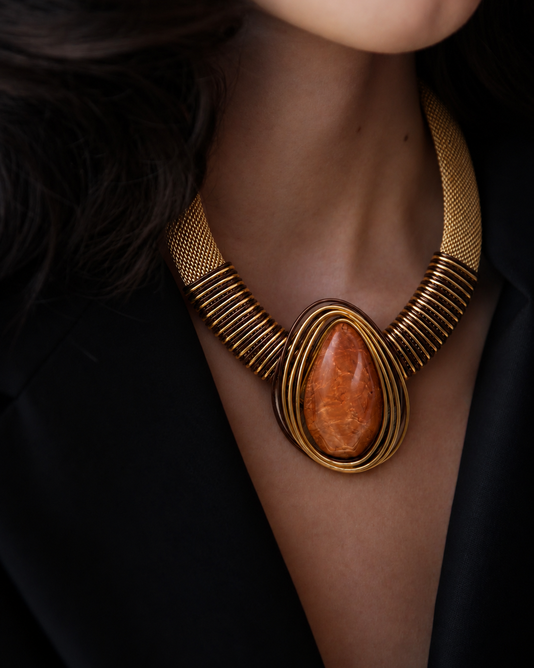 Colar Morgana dourado com pedra oval marrom alaranjada e moldura dourada