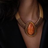 Colar Morgana dourado com pedra oval marrom alaranjada e moldura dourada