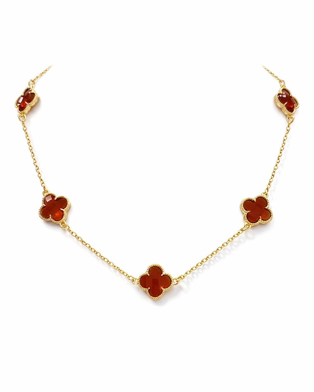 Colar Lola dourado com três pingentes de trevo vermelho e fecho com argola