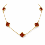 Colar Lola dourado com três pingentes de trevo vermelho e fecho com argola