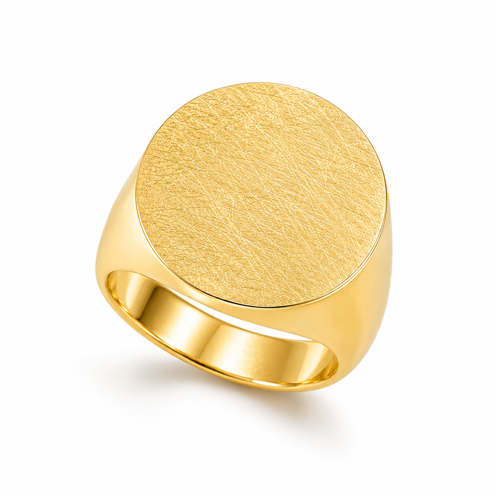 Anel dourado com topo circular texturizado e aro curvado, acabamento polido