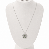 Conjunto de colar e brinco Begônia prateado com pingente de flor cinza e detalhes verdes