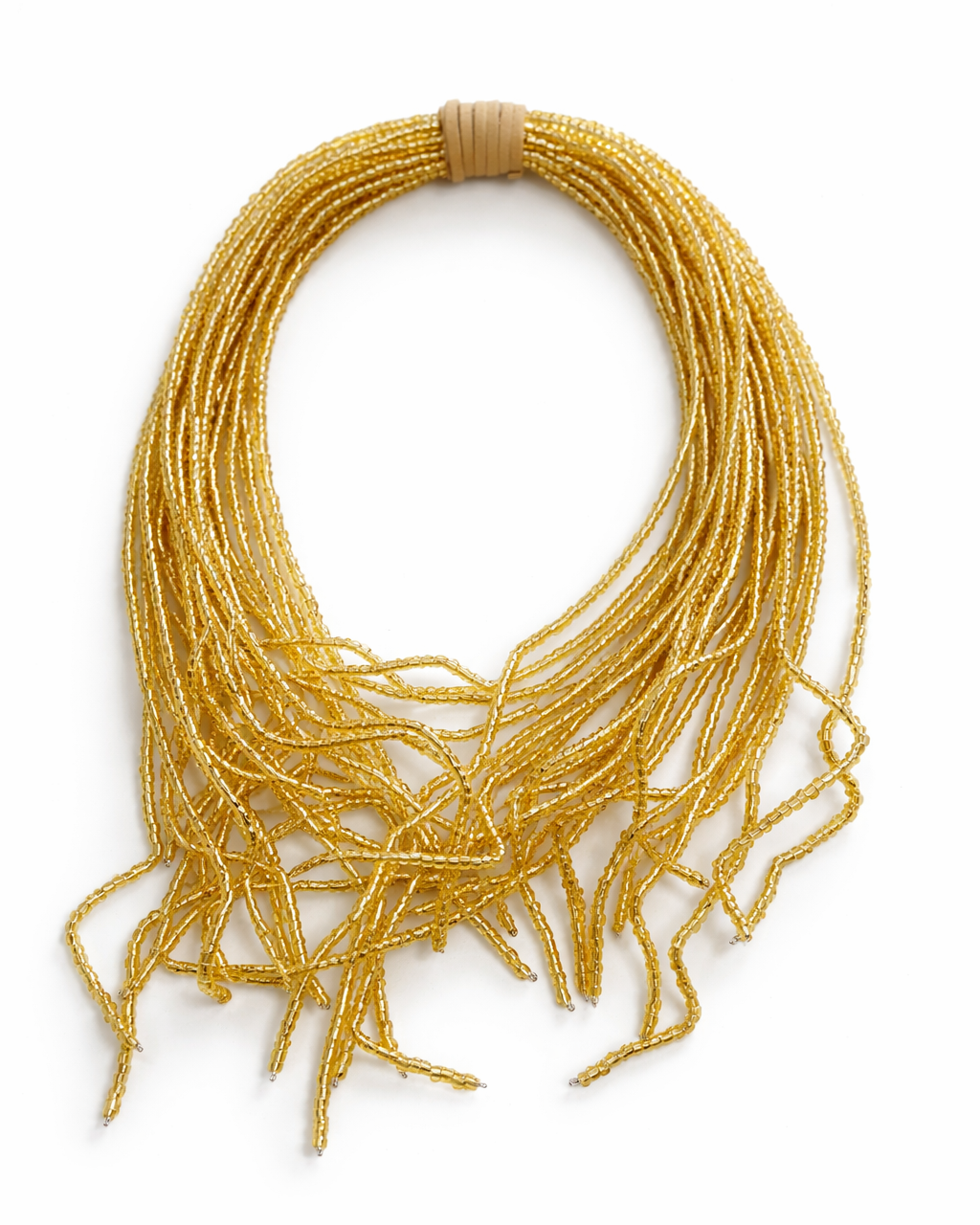 Colar de festa dourado com miçangas em várias voltas e franjas soltas
