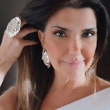Brinco dourado pendente com textura acetinada, detalhe em formato irregular