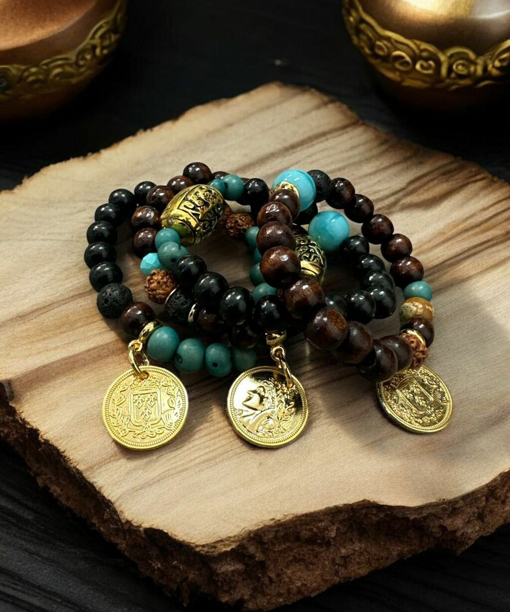 Pulseira Shanti de miçangas escuras e turquesa com pingentes dourados