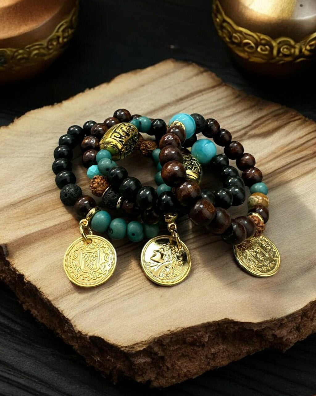 Pulseira Shanti de miçangas escuras e turquesa com pingentes dourados
