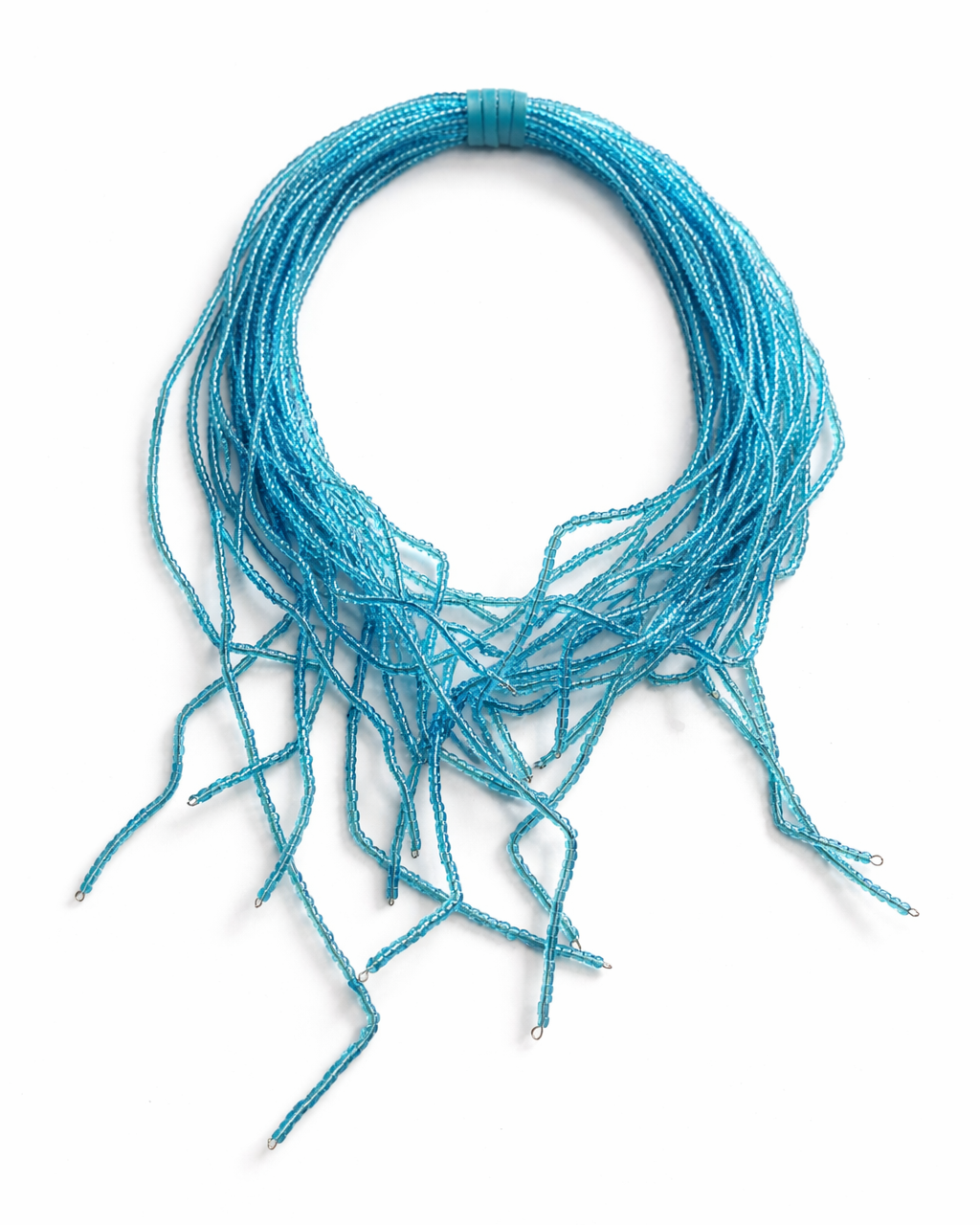 Colar de festa azul com miçangas e franjas longas em várias voltas