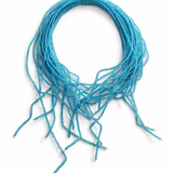 Colar de festa azul com miçangas e franjas longas em várias voltas