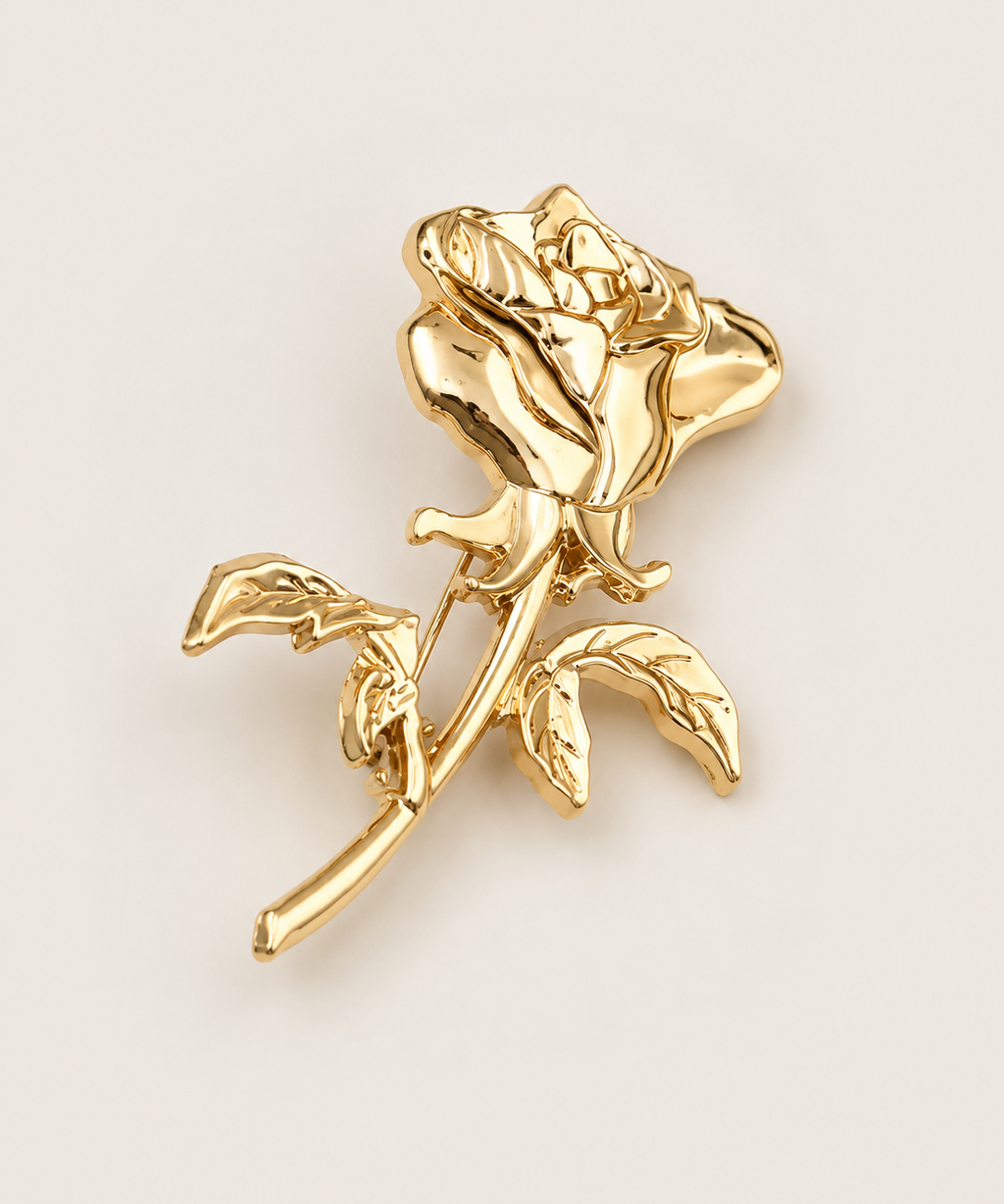 Broche em formato de rosa dourada com folhas e detalhe em relevo