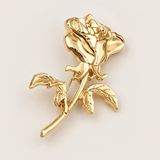 Broche em formato de rosa dourada com folhas e detalhe em relevo