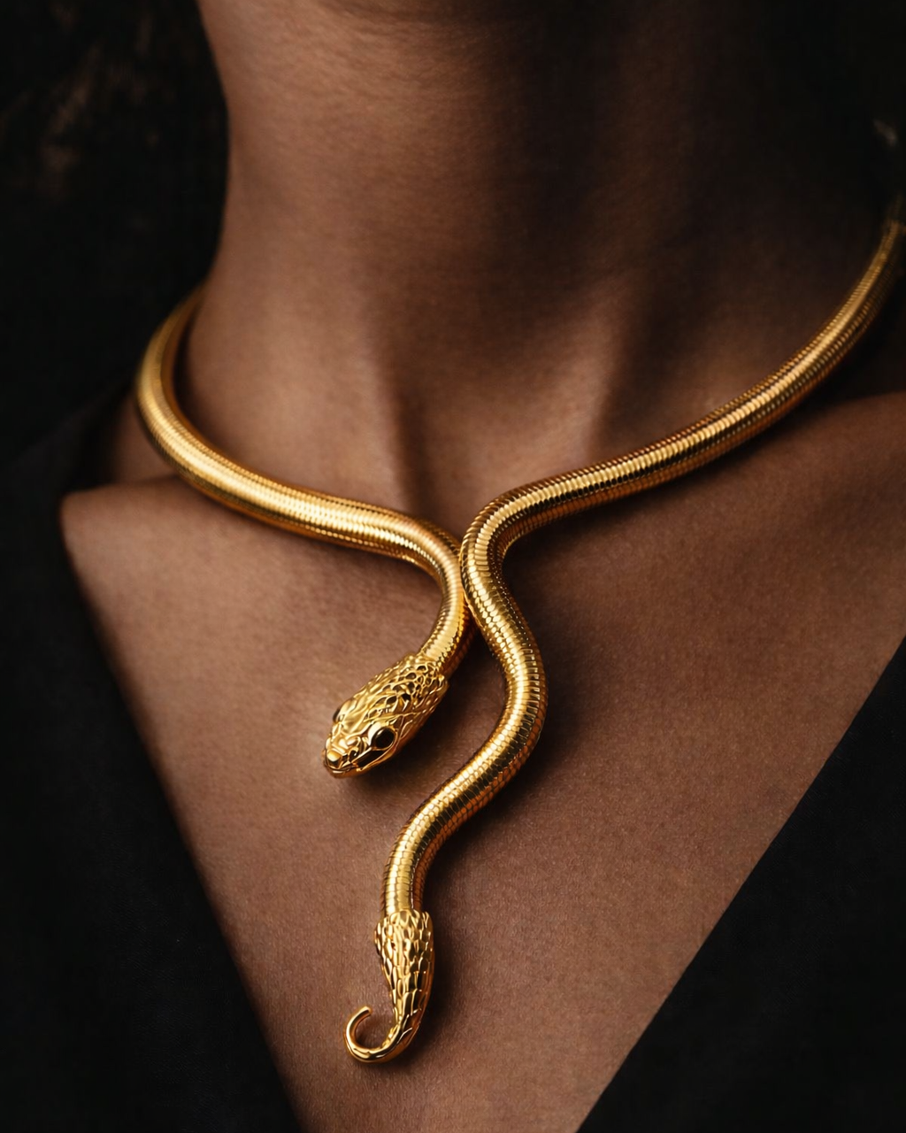 Colar com pingente de serpente dourada, cabeça detalhada e corpo ondulado