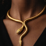 Colar com pingente de serpente dourada, cabeça detalhada e corpo ondulado