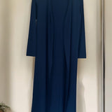 Cardigan longo azul-marinho com frente aberta e gola em V, mangas 3/4