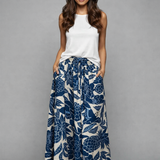 Saia longa azul-marinho com estampa floral grande, cós franzido e elástico