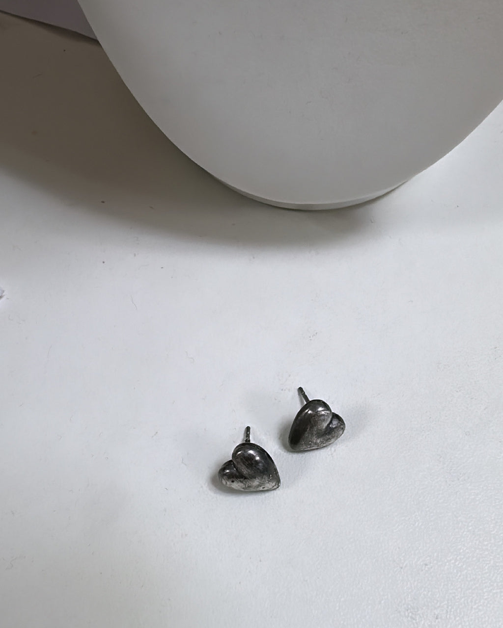 Brinco Lovinho em metal prateado, formato de gota