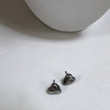 Brinco Lovinho em metal prateado, formato de gota