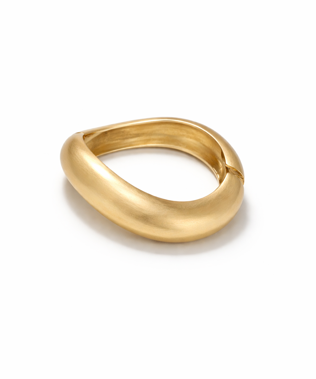 Pulseira Nika curva dourada fosca, aro curvo e liso