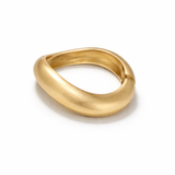 Pulseira Nika curva dourada fosca, aro largo curvo em metal