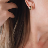 Brinco Maria Gold dourado redondo com aro e detalhe central