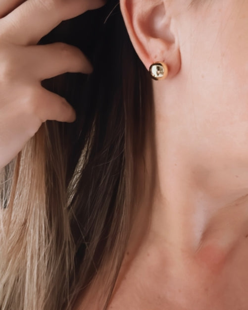 Brinco Maria Gold dourado redondo com aro e detalhe central