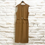 Vestido midi caramelo sem mangas com botões frontais e bolsos tipo cargo
