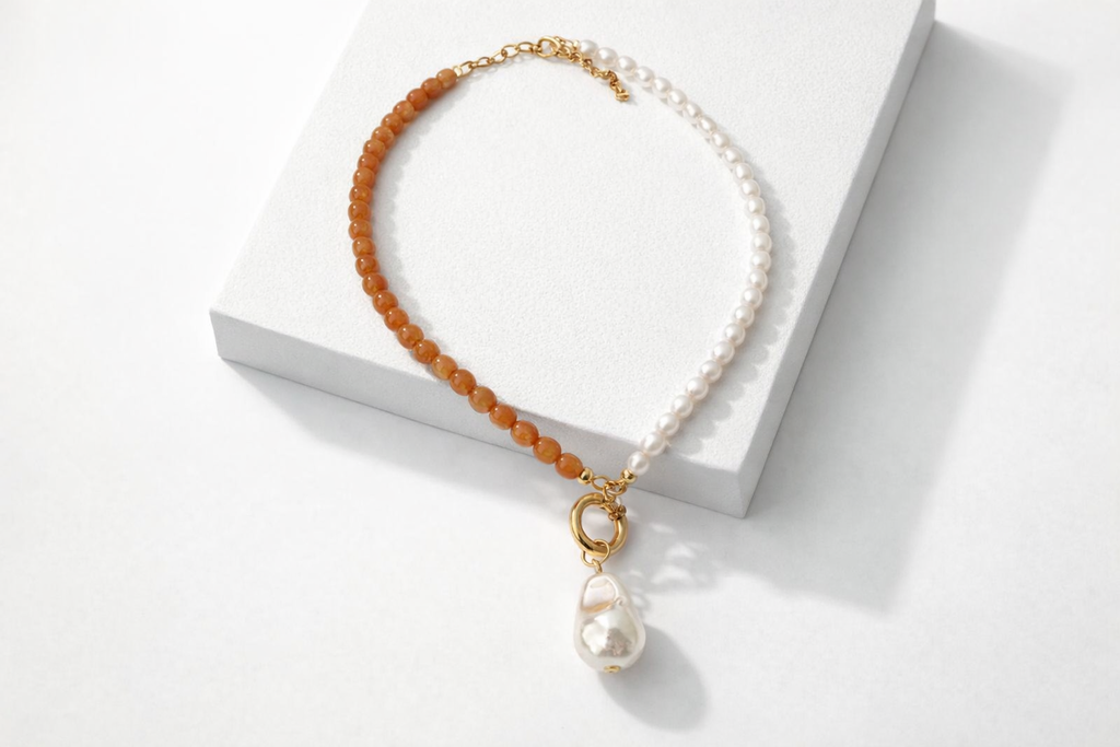 Colar Polly de contas laranja e pérolas claras, com pingente dourado e gota de pérola