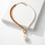 Colar Polly de contas laranja e pérolas claras, com pingente dourado e gota de pérola