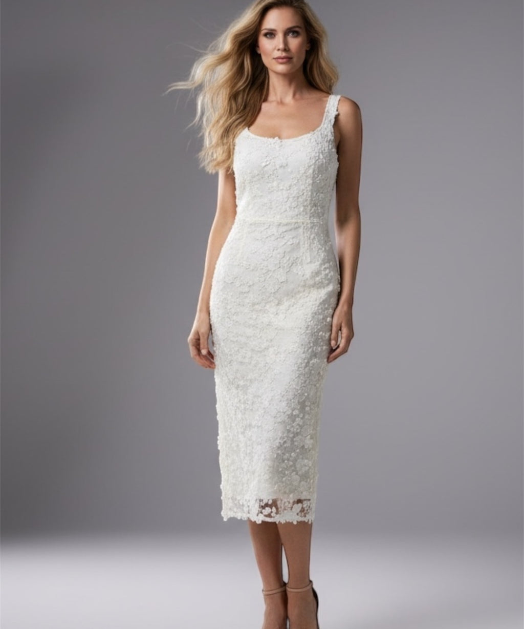 Vestido midi de renda branco, alças finas e decote reto, modelagem justa