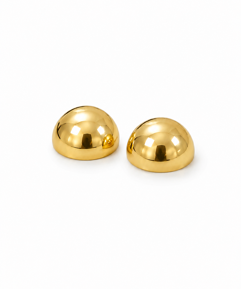 Par de brincos Julieta de metal dourado, formato hemisférico