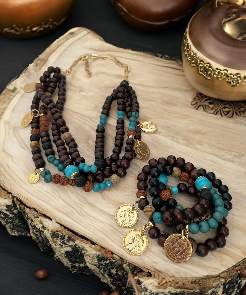 Colar de miçangas pretas com turquesa e moedas douradas pendentes