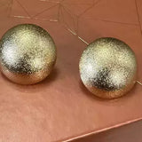Par de brincos de bolinha dourada texturizada, acabamento brilhante