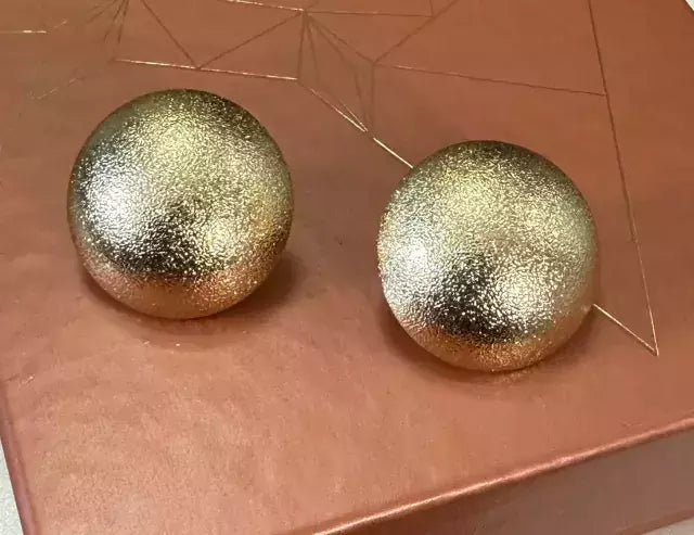 Par de brincos de bolinha dourada texturizada, acabamento brilhante