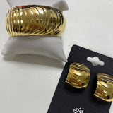Pulseira dourada em aro com textura canelada e detalhe ondulado
