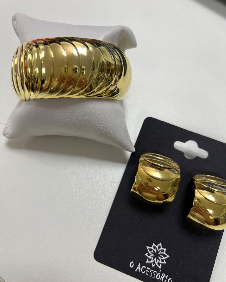 Pulseira dourada em aro com textura canelada e detalhe ondulado