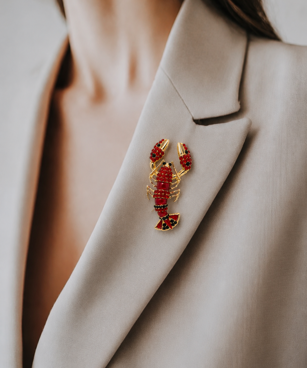 Broche de lagosta com cristais vermelhos e detalhes pretos em base dourada