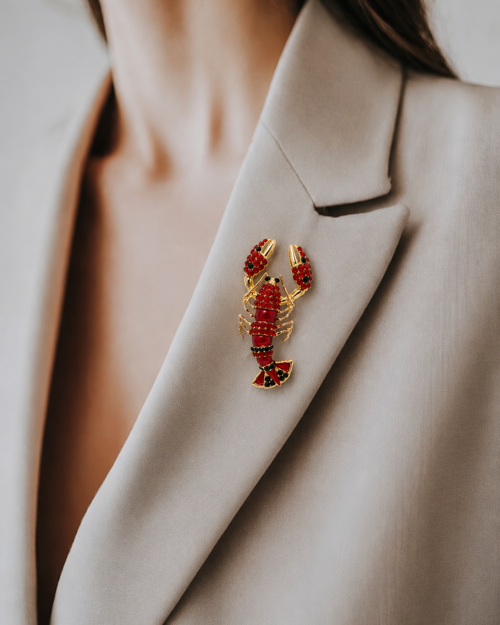 Broche de lagosta com cristais vermelhos e detalhes pretos em base dourada