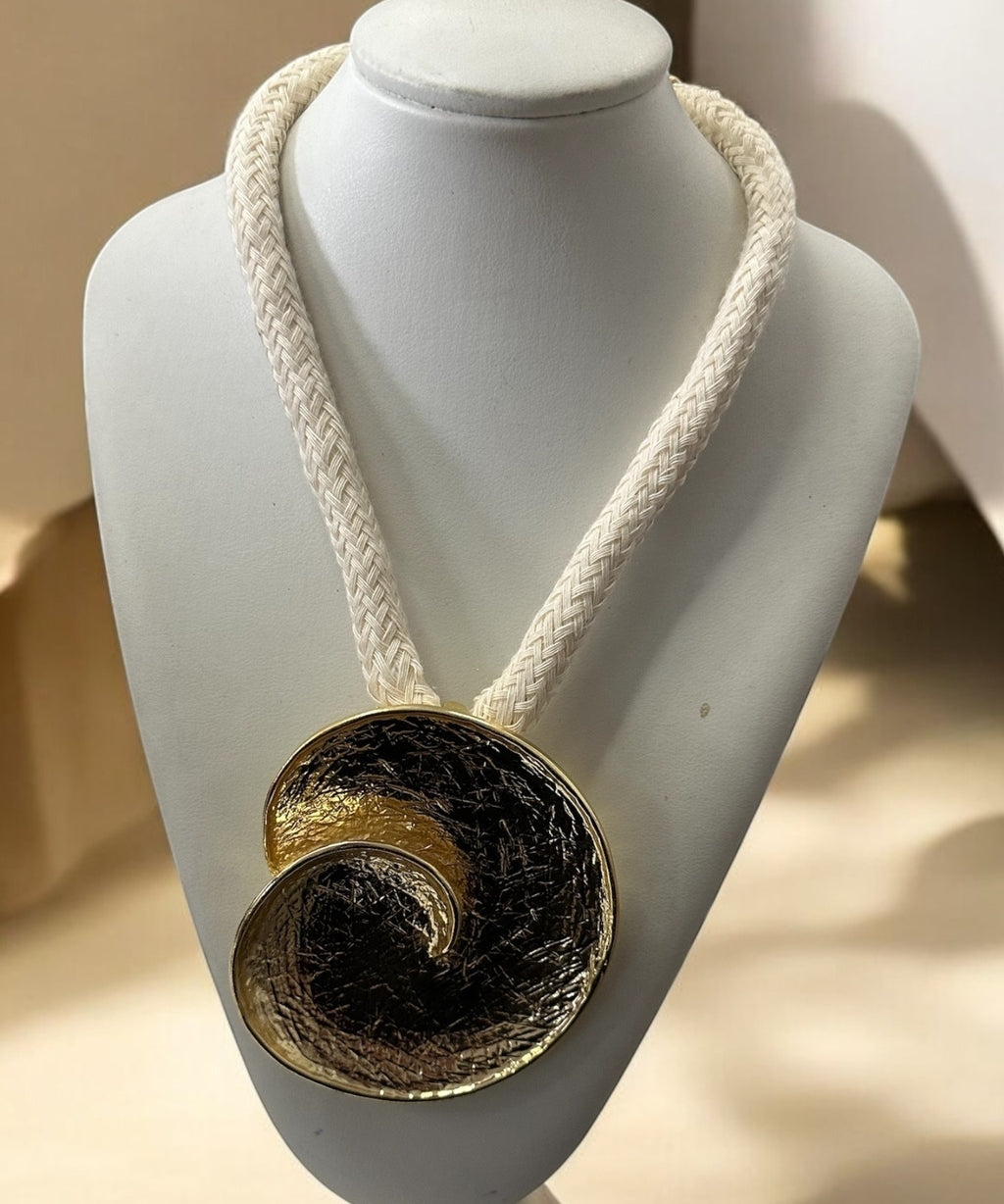 Colar Ocara com cordão trançado branco e pingente circular dourado com textura escura