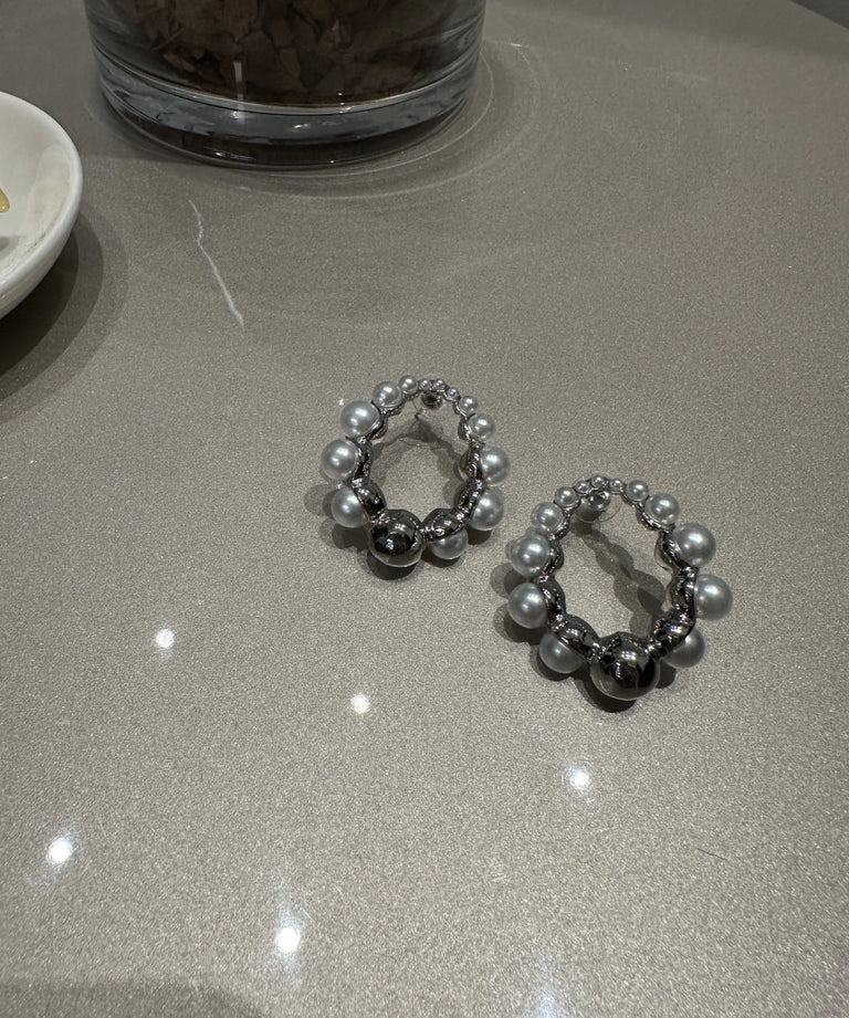 Brinco argola Monica prateado com pérolas e pingente preto