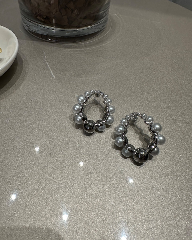 Brinco argola Monica prateado com pérolas e pingente preto