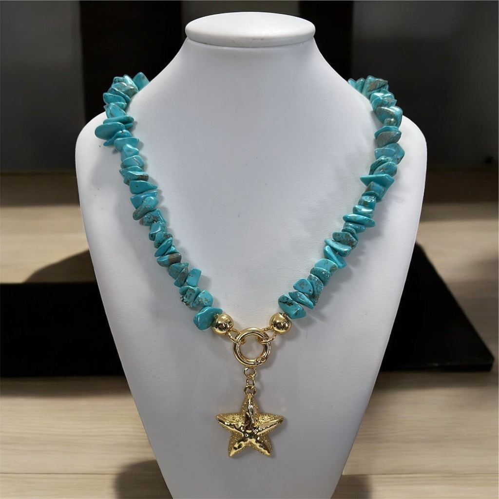 Colar de contas azul-turquesa com pingente de estrela dourada e fecho em argola