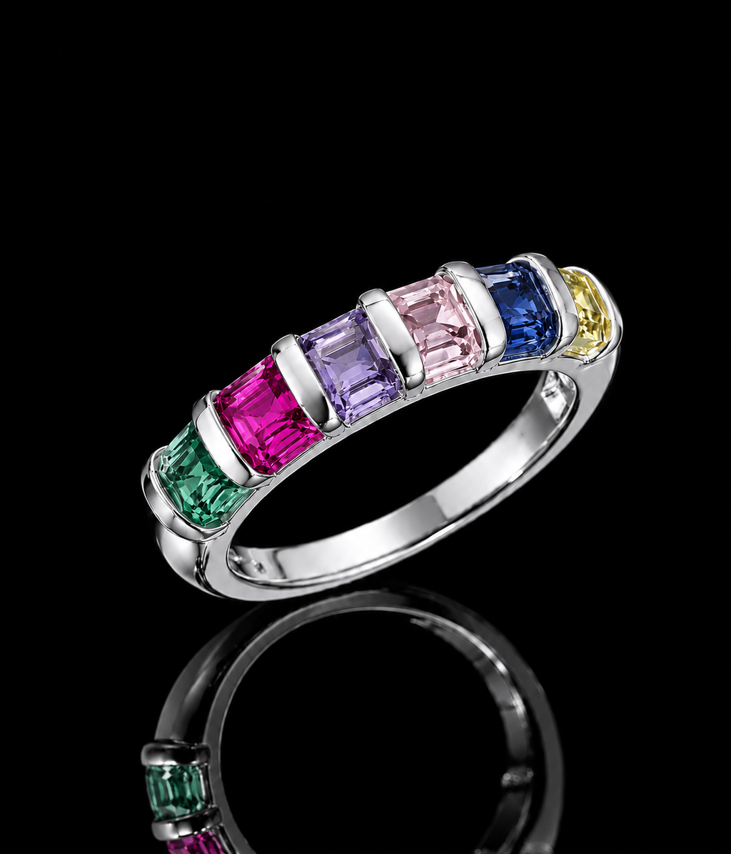 Aliança prateada com gemas quadradas multicoloridas, com destaque para azul e verde