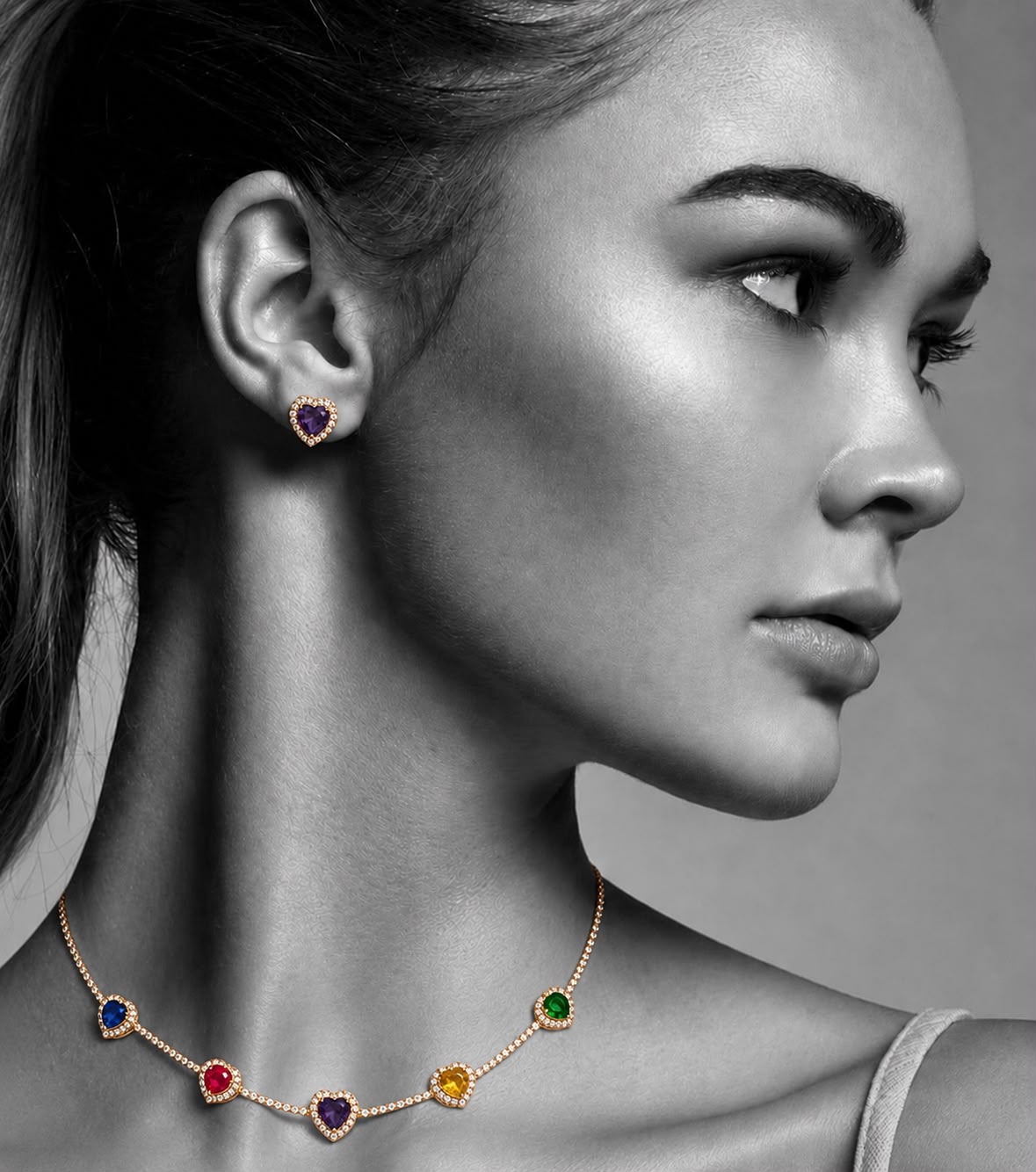 Conjunto de colar e brinco dourado com corações coloridos e pedra roxa