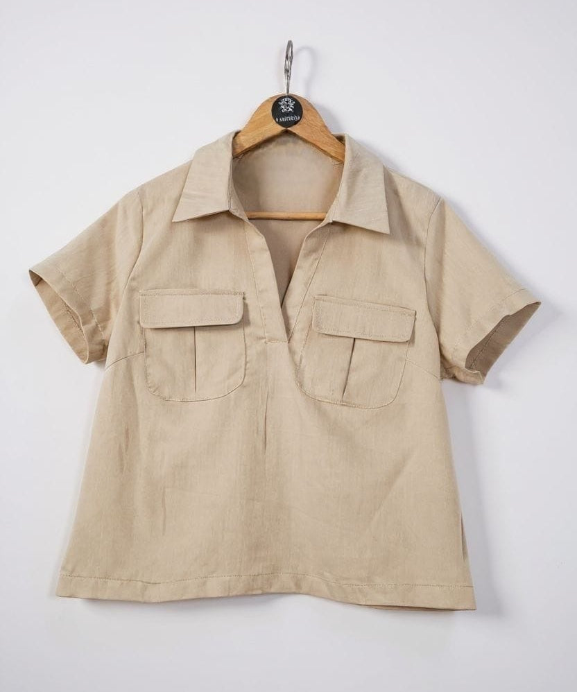 Blusa cáqui com gola e bolsos frontais
