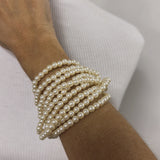 Pulseira de pérolas com várias voltas no pulso
