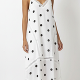 Vestido amplo branco com poá preto e alças finas, saia midi ampla