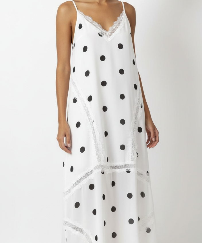 Vestido amplo branco com poá preto e alças finas, saia midi ampla